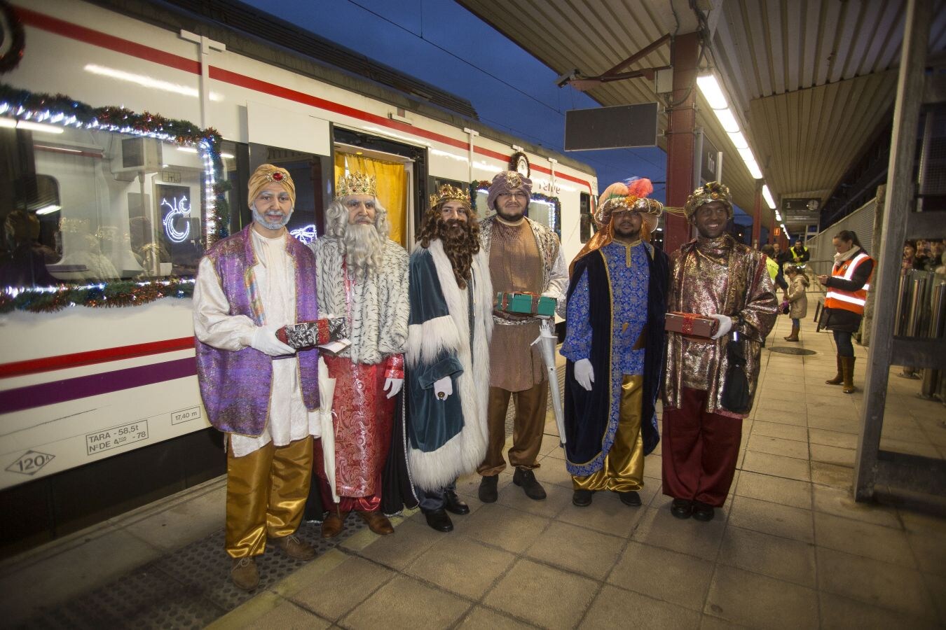 Numerosos niños han acudido a la estación de tren a recibir a sus Majestades