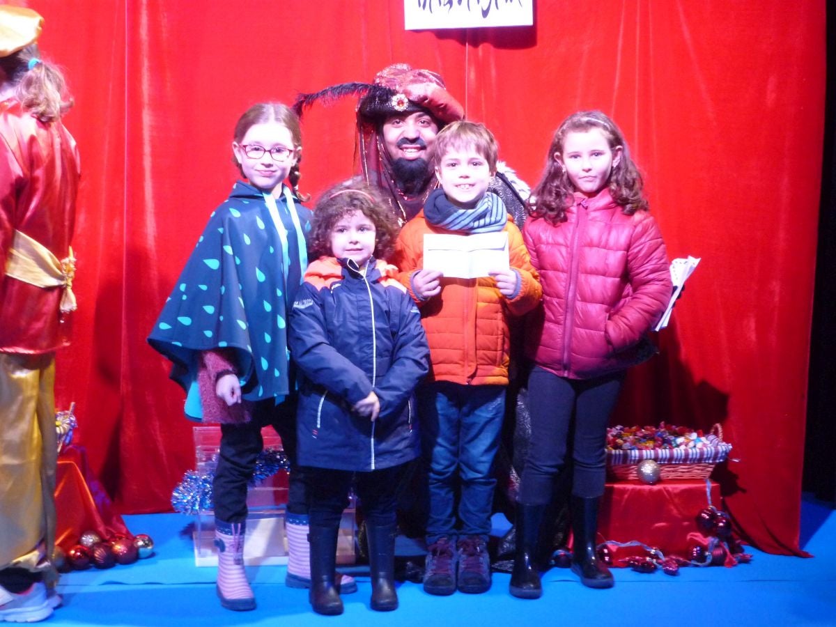 Melchor, Gaspar y Baltasar han repartido ilusión en su visita a Pasaia