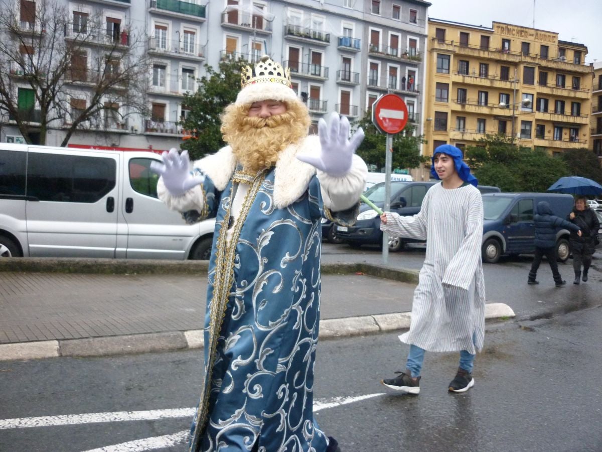 Melchor, Gaspar y Baltasar han repartido ilusión en su visita a Pasaia