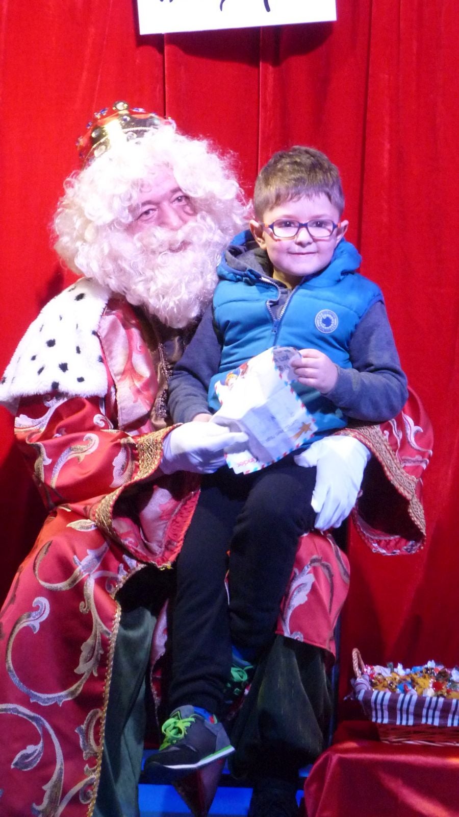 Melchor, Gaspar y Baltasar han repartido ilusión en su visita a Pasaia