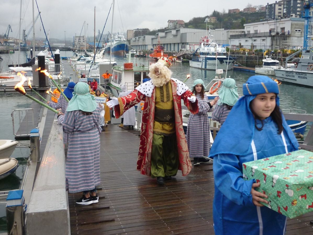 Melchor, Gaspar y Baltasar han repartido ilusión en su visita a Pasaia