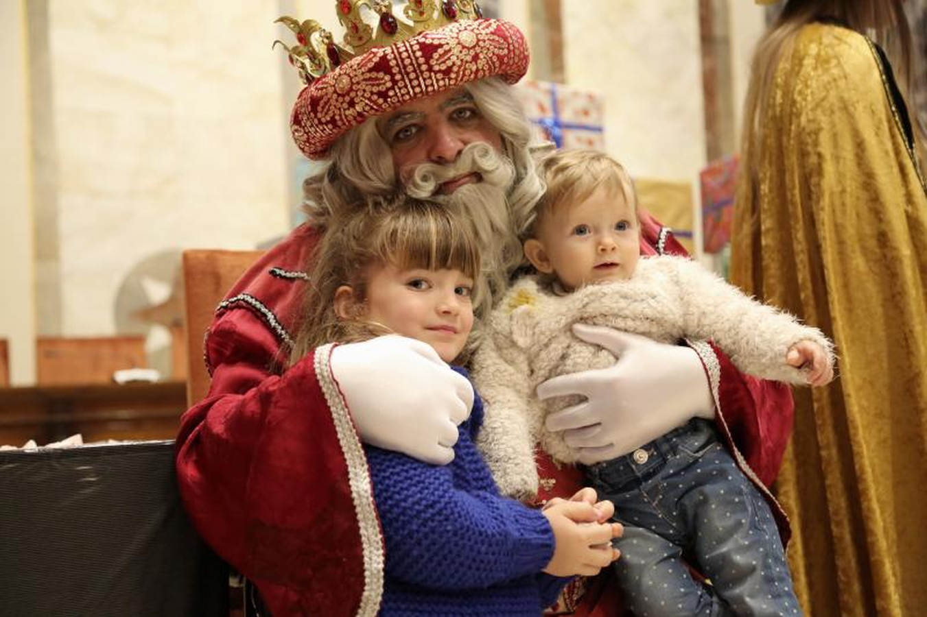 Sus Majestades de Oriente, acompañados de carteras, que se estrenan con la comitiva real, han recogido las misivas de los niños más rezagados