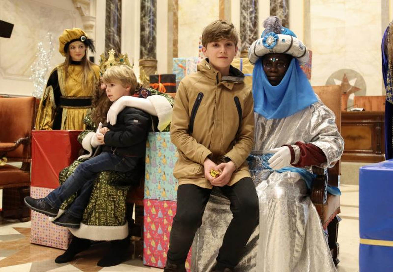 Sus Majestades de Oriente, acompañados de carteras, que se estrenan con la comitiva real, han recogido las misivas de los niños más rezagados