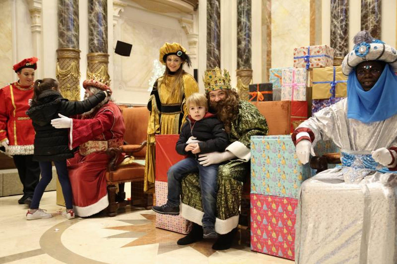 Sus Majestades de Oriente, acompañados de carteras, que se estrenan con la comitiva real, han recogido las misivas de los niños más rezagados