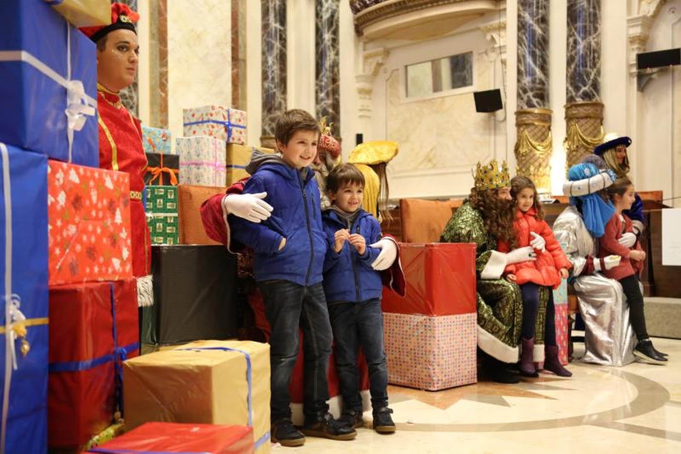 Sus Majestades de Oriente, acompañados de carteras, que se estrenan con la comitiva real, han recogido las misivas de los niños más rezagados