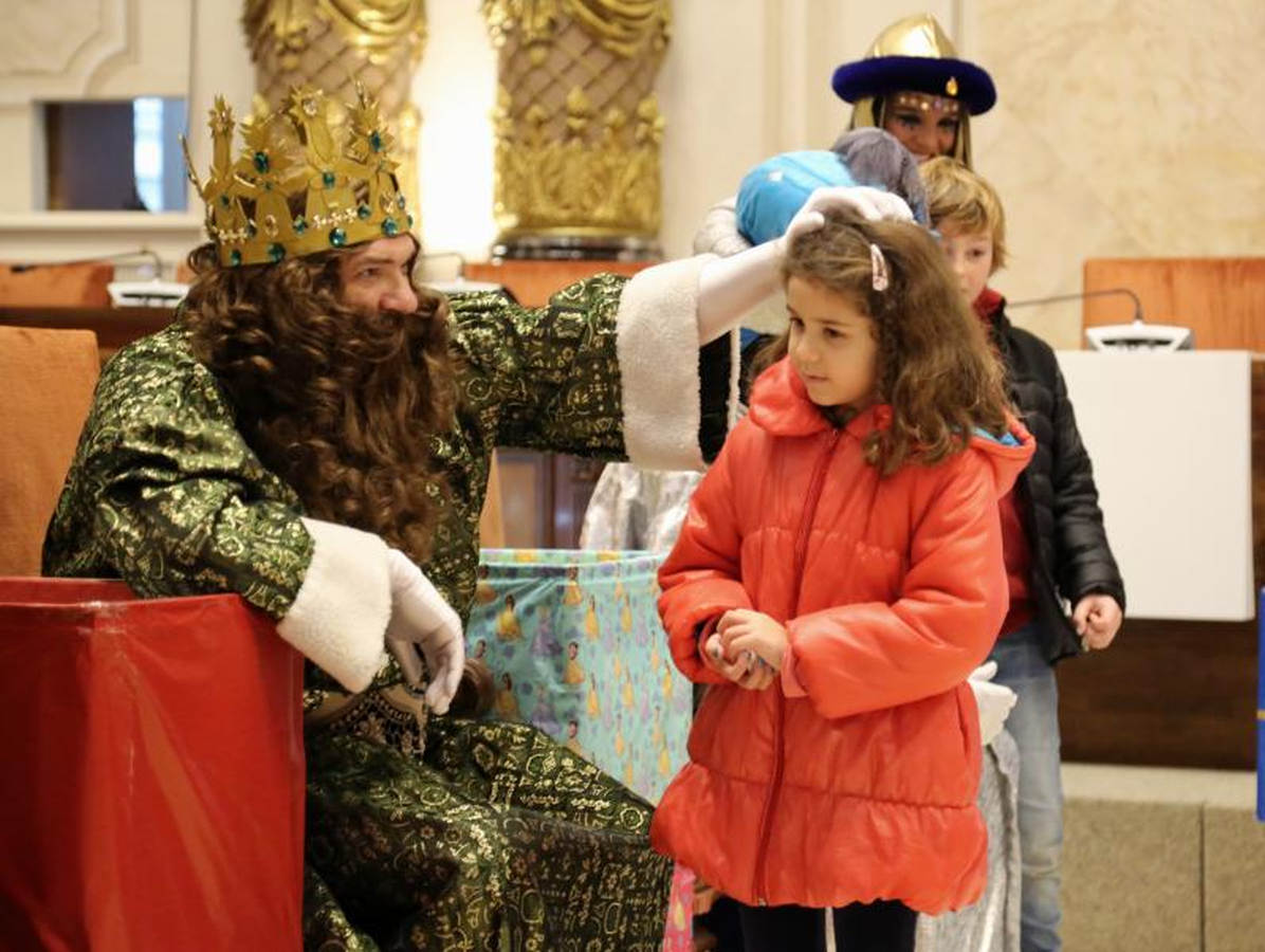 Sus Majestades de Oriente, acompañados de carteras, que se estrenan con la comitiva real, han recogido las misivas de los niños más rezagados