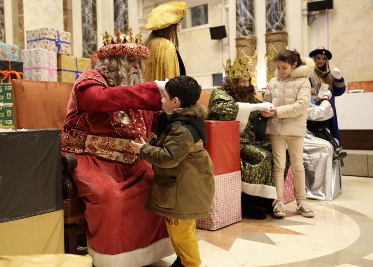 Sus Majestades de Oriente, acompañados de carteras, que se estrenan con la comitiva real, han recogido las misivas de los niños más rezagados