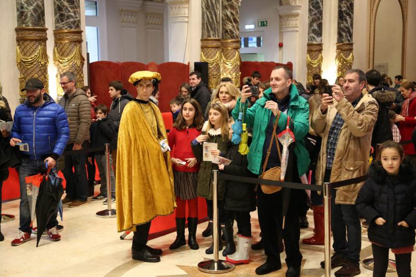 Sus Majestades de Oriente, acompañados de carteras, que se estrenan con la comitiva real, han recogido las misivas de los niños más rezagados