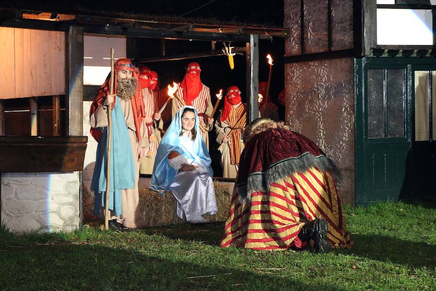 Melchor, Gaspar y Baltasar llegaron cargados de regalos y la lluvia no pudo con la ilusión de los hondarribitarras, que salieron a la calle a recibir a los Reyes Magos.