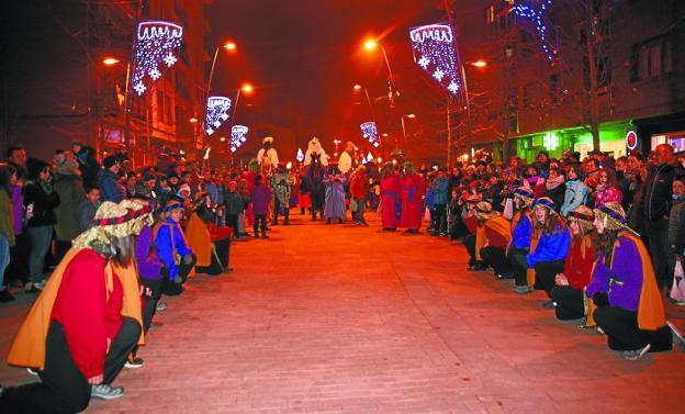 Los Reyes Magos rodeados de dantzaris y vecinos durante su llegada a Laubide, el año pasado.