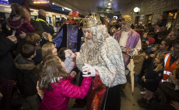 Imagen. Llegada de los Reyes Magos a la estación de tren de Irun