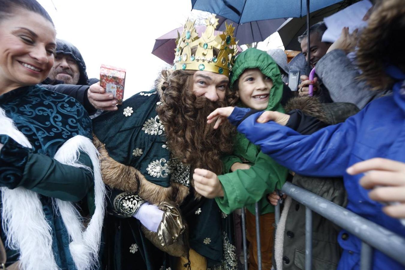 Los Reyes Magos han llegado este año por el río Urumea. Tras visitar el mercado navideño han iniciado una gira por los barrios, comenzando por Gros y sin dejarse el Hospital Donostia.