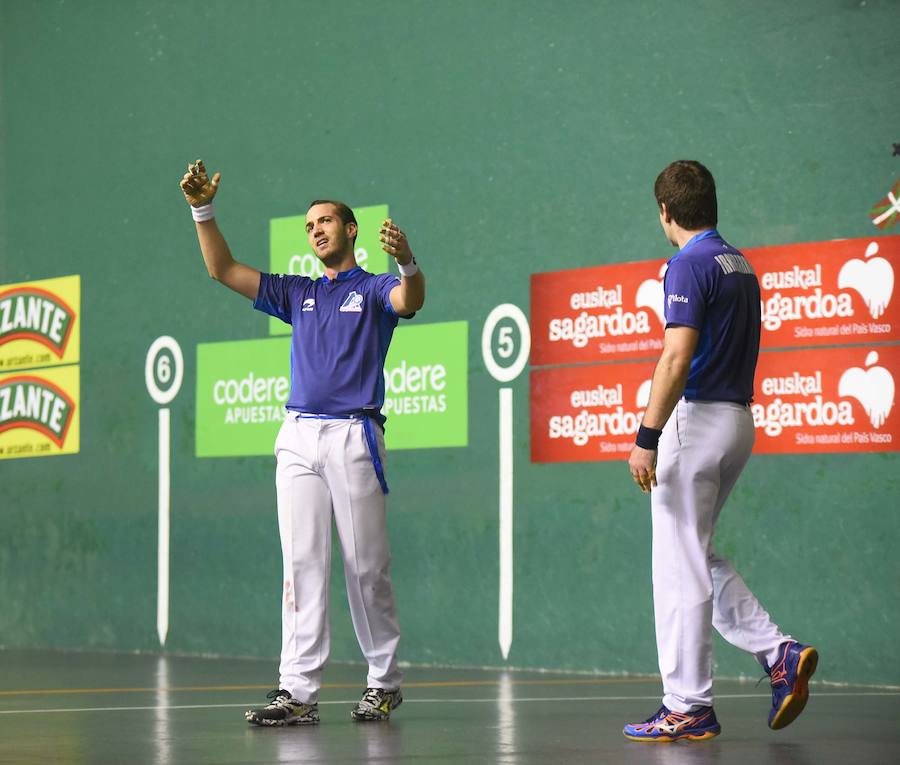 Altuna y Martija consolidan su liderato en el Campeonato de Parejas con una sufrida victoria por 22-19 ante Irribarria y Merino II cosechada este viernes en un Beotibar de Tolosa lleno.