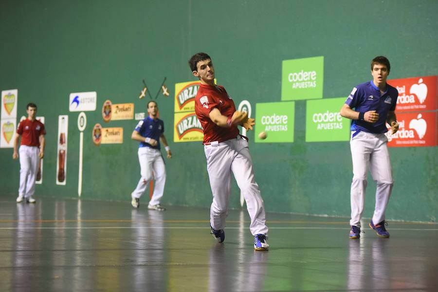 Altuna y Martija consolidan su liderato en el Campeonato de Parejas con una sufrida victoria por 22-19 ante Irribarria y Merino II cosechada este viernes en un Beotibar de Tolosa lleno.