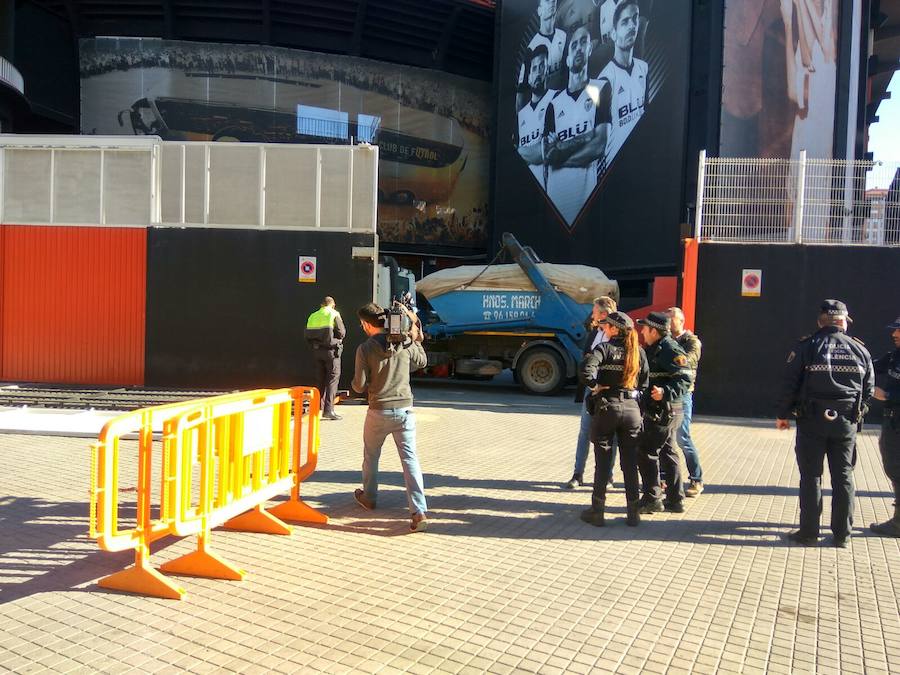 Valla caída delante de las taquillas de Mestalla.