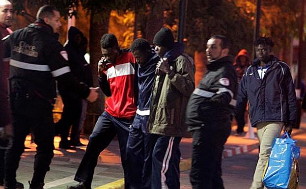 Algunos de los inmigrantes que han accedido a Melilla tras un salto a la valla.