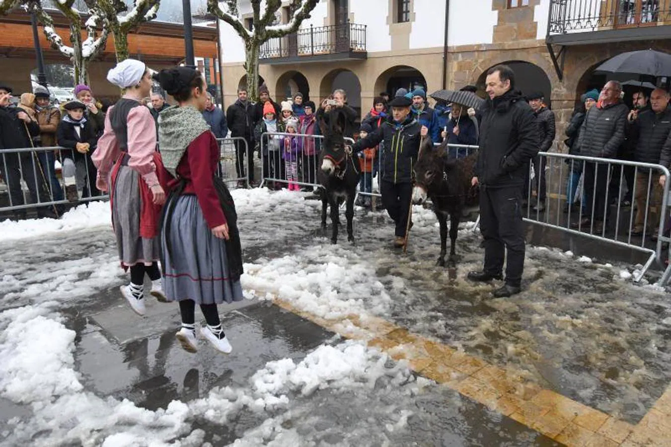 La tradición del Astotxo Eguna se cumplió en Lazkao pese a la nieve que cubría las calles y las gélidas temperaturas