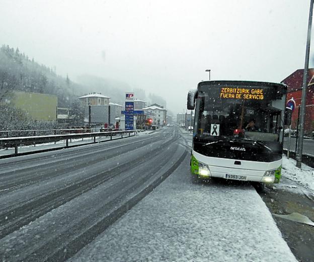 Cargando sal, corte en el cruce hacia Gatzaga, virgen de Dorleta nevada, campo de fútbol de Ibarra y autobús fuera de servicio. 