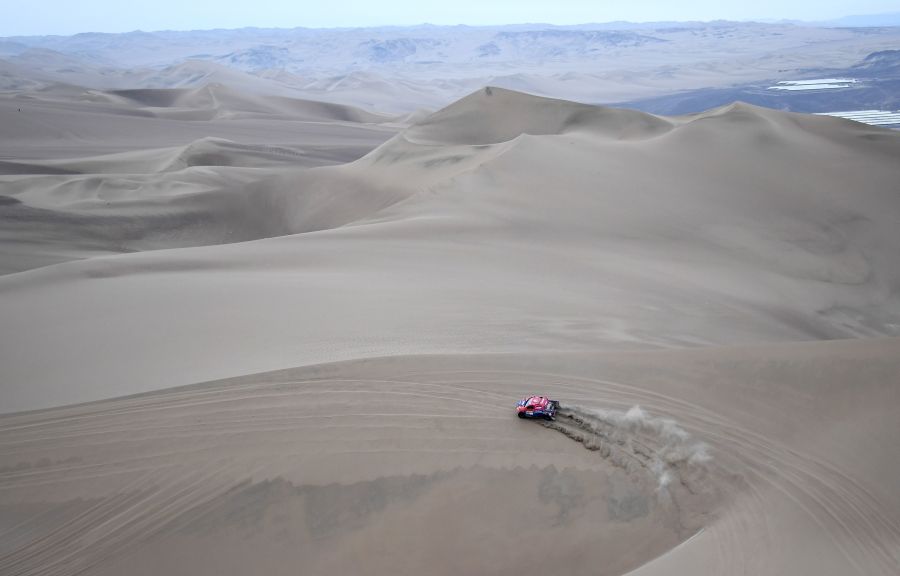 El Rally Dakar 2018 arrancó este pasado 6 de enero en Lima (Bolivia) y finalizará el próximo 20 de enero en Córdoba (Argentina). Las 14 etapas de este año recorrerán entre 8.276 kilómetros y 8.793, dependiendo de la categoría