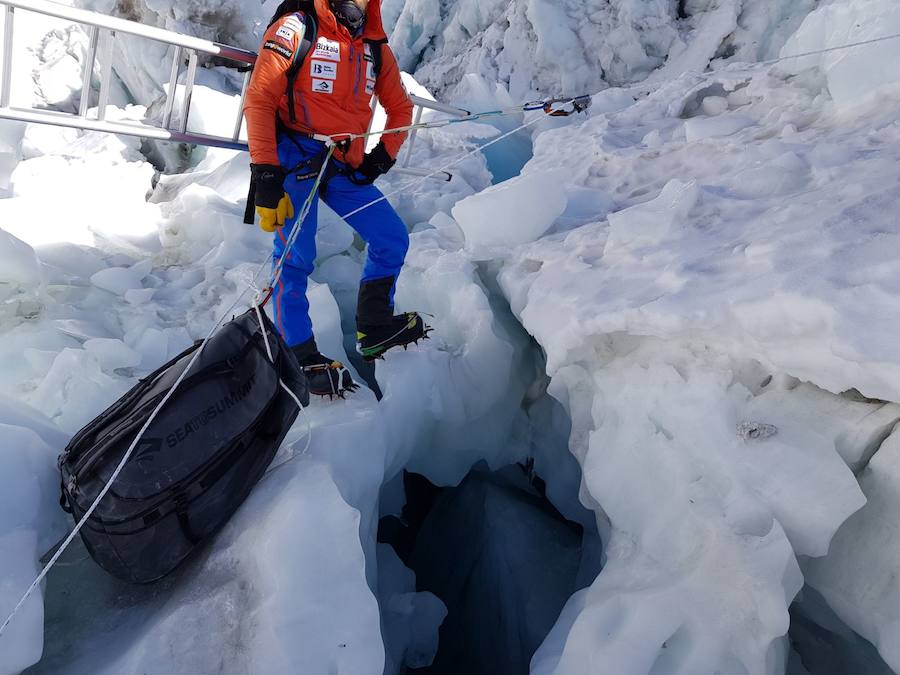 El glaciar Khumbu se encuentra en la vertiente nepali, paso obligatorio hacia la cima que se encuentra nada más salir del campo base. Es un caos de hielo, grietas y seracs en movimiento donde son habituales los desprendimientos