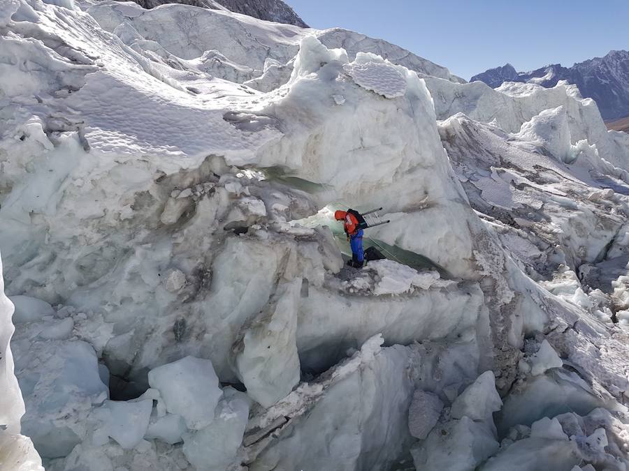 El glaciar Khumbu se encuentra en la vertiente nepali, paso obligatorio hacia la cima que se encuentra nada más salir del campo base. Es un caos de hielo, grietas y seracs en movimiento donde son habituales los desprendimientos