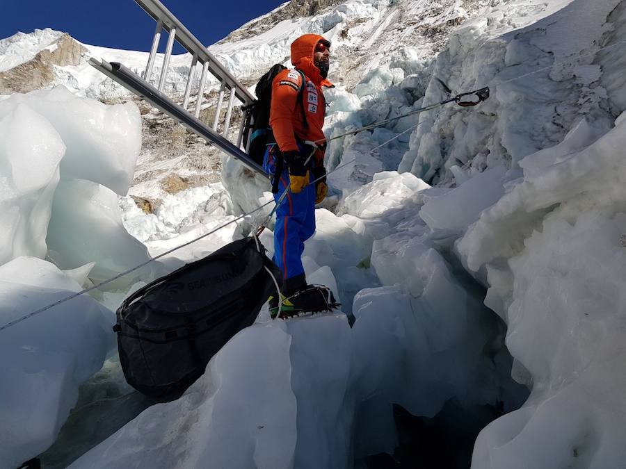 El glaciar Khumbu se encuentra en la vertiente nepali, paso obligatorio hacia la cima que se encuentra nada más salir del campo base. Es un caos de hielo, grietas y seracs en movimiento donde son habituales los desprendimientos