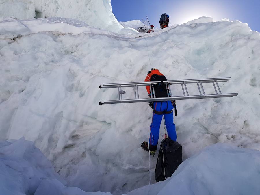 El glaciar Khumbu se encuentra en la vertiente nepali, paso obligatorio hacia la cima que se encuentra nada más salir del campo base. Es un caos de hielo, grietas y seracs en movimiento donde son habituales los desprendimientos