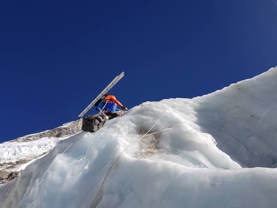 El glaciar Khumbu se encuentra en la vertiente nepali, paso obligatorio hacia la cima que se encuentra nada más salir del campo base. Es un caos de hielo, grietas y seracs en movimiento donde son habituales los desprendimientos