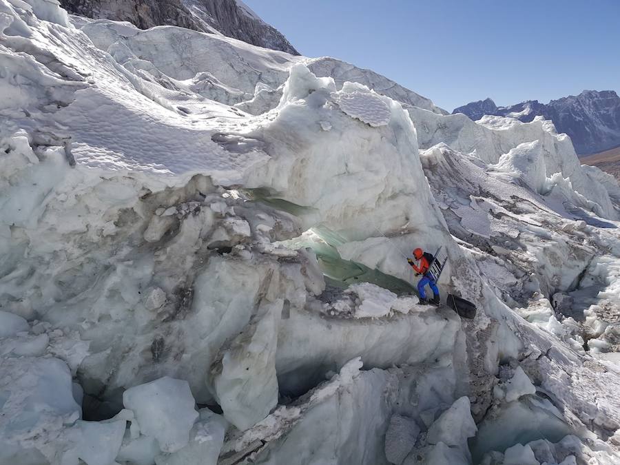 El glaciar Khumbu se encuentra en la vertiente nepali, paso obligatorio hacia la cima que se encuentra nada más salir del campo base. Es un caos de hielo, grietas y seracs en movimiento donde son habituales los desprendimientos