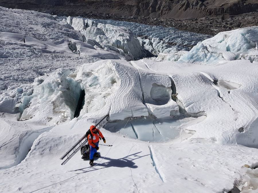 El glaciar Khumbu se encuentra en la vertiente nepali, paso obligatorio hacia la cima que se encuentra nada más salir del campo base. Es un caos de hielo, grietas y seracs en movimiento donde son habituales los desprendimientos