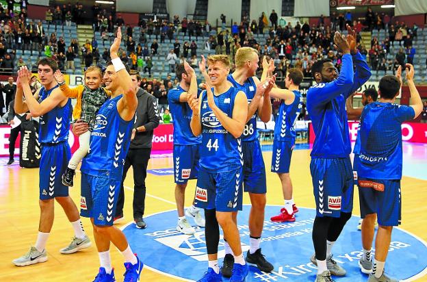 Los jugadores del Gipuzkoa Basket celebran en el centro de la pista de Illunbe la apabullante victoria ante el Iberostar Tenerife. 
