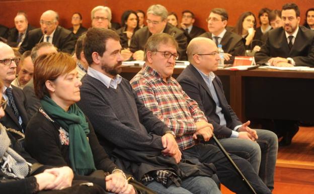 Koldo Ochandiano, Aitor Telleria y Alfredo de Miguel, durante el inicio del juicio, este lunes en Vitoria.