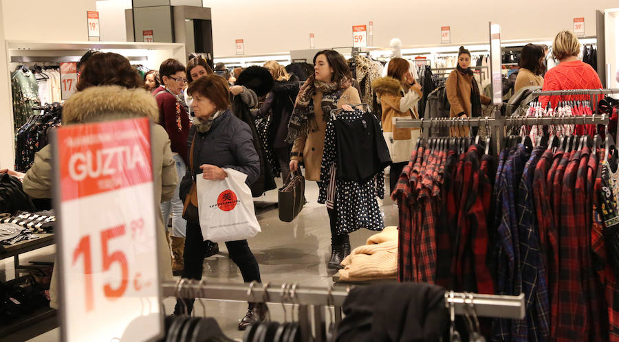 El inicio de las rebajas en Gipuzkoa este lunes provocaron pequeñas colas en algunos comercios . Los descuentos se podrán aprovechar hasta el 28 de febrero.