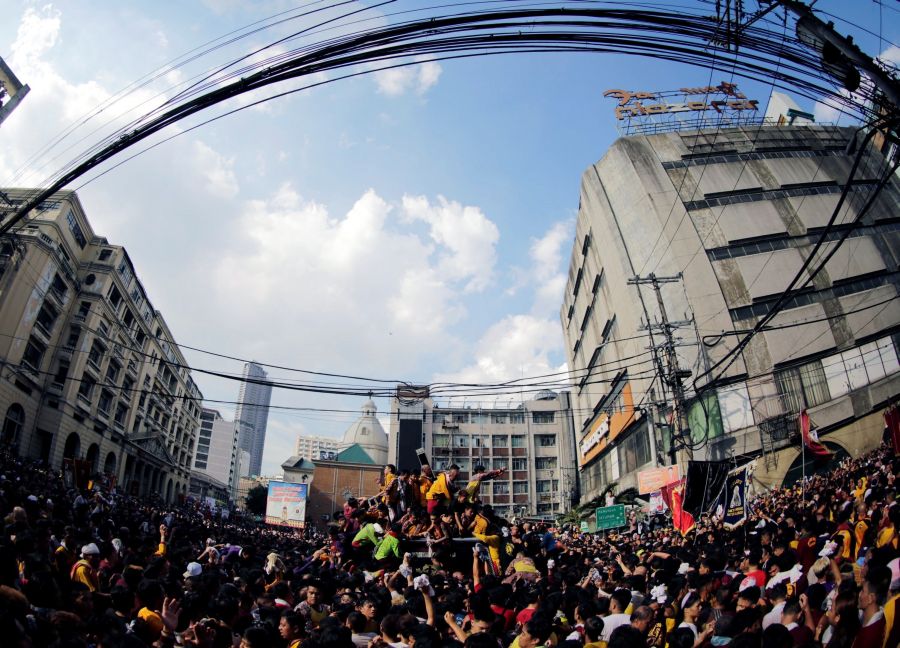 Devotos filipinos asisten a la multitudinaria procesión del Nazareno Negro que se celebra en Manila este martes 9 de enero. Filipinas ha desplegado a 7.500 policías y militares con motivo de esta procesión que congrega cada año a más de un millón de personas en el casco histórico de Manila. 