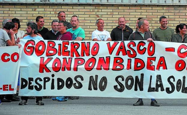 Empleados de Edesa Industrial en una protesta en septiembre en Garagartza, tras anunciar la firma su intención de despedir a toda la plantilla.