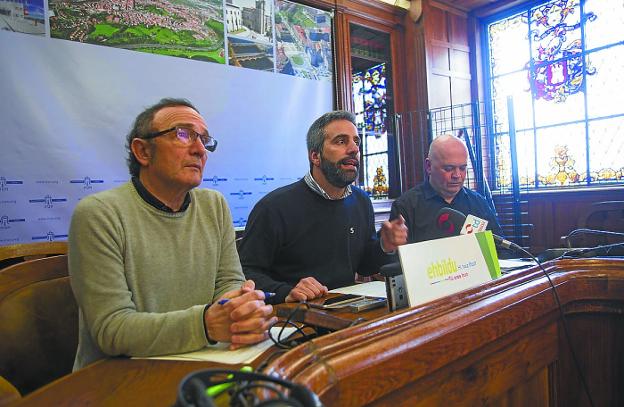 Plaiaundi. Díez, Melida y Berasategi expresaron el enfado de Bildu con la gestión del Gobierno. 