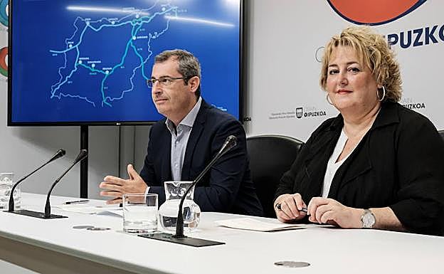 Markel Olano y Aintzane Oiarbide han comparecido en rueda de prensa para valorar la puesta en funcionamiento del nuevo peaje para camiones en la N-1. 
