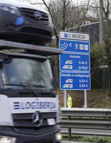 Imagen secundaria 2 - Una de las oficinas en las que se puede abonar el peaje y dos camioneros consultando las tarifas.