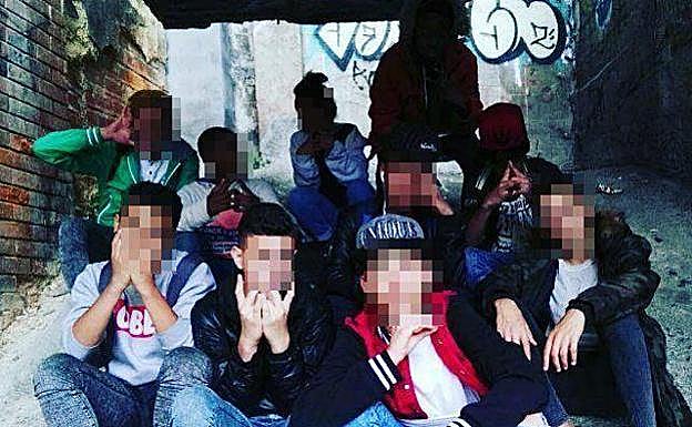 El segundo por la izquierda es el joven de 16 años que se ha entregado este lunes.