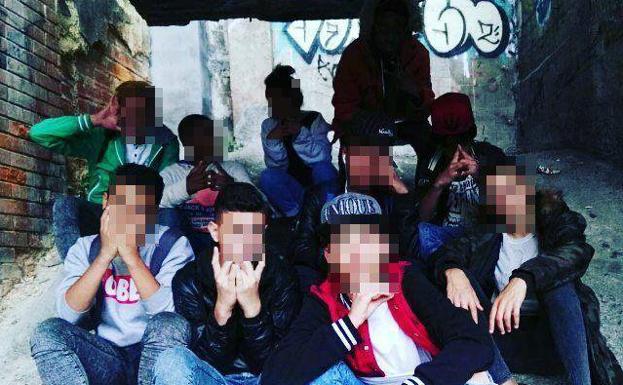 El segundo por la izquierda es el joven de 16 años que se ha entregado este lunes.