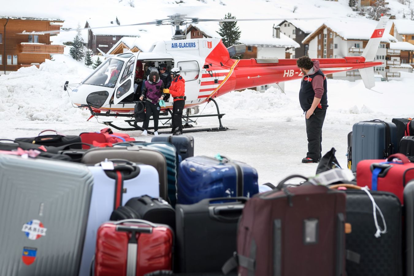 Los turistas alojados en la estación suiza de Zermatt han sido desalojados en helicóptero al quedar aislados por la nieve 