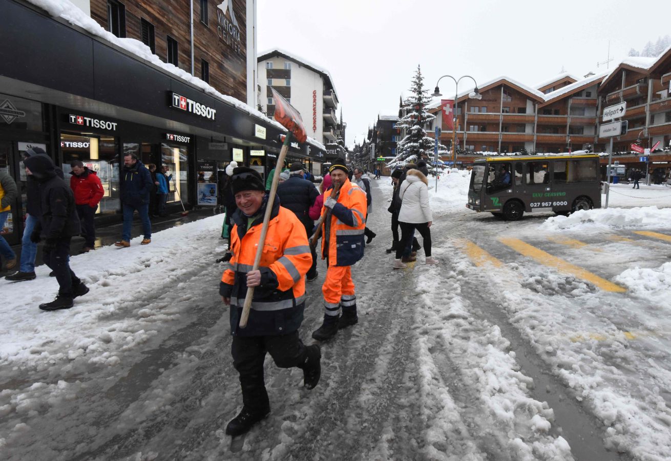 Los turistas alojados en la estación suiza de Zermatt han sido desalojados en helicóptero al quedar aislados por la nieve 