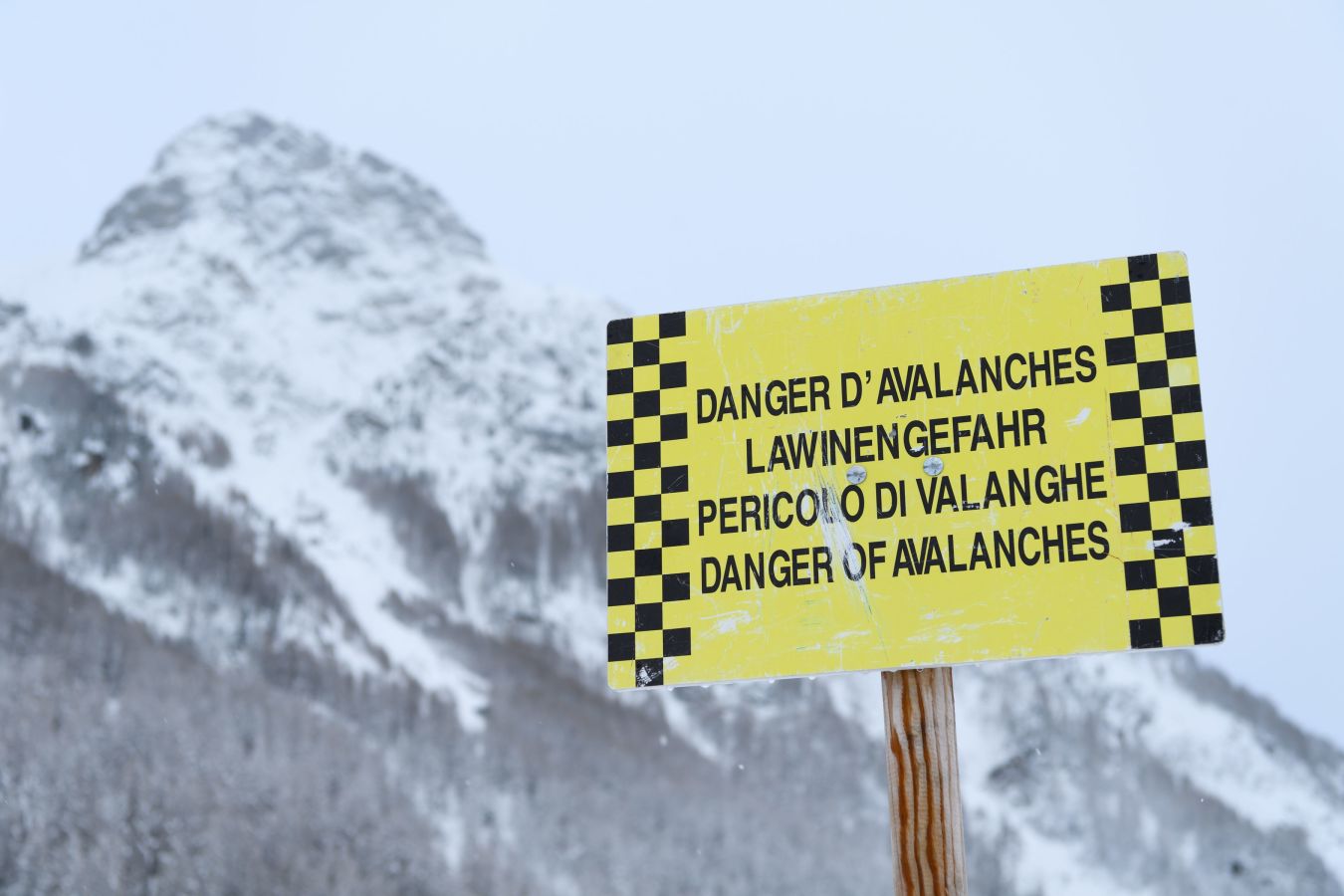 Los turistas alojados en la estación suiza de Zermatt han sido desalojados en helicóptero al quedar aislados por la nieve 