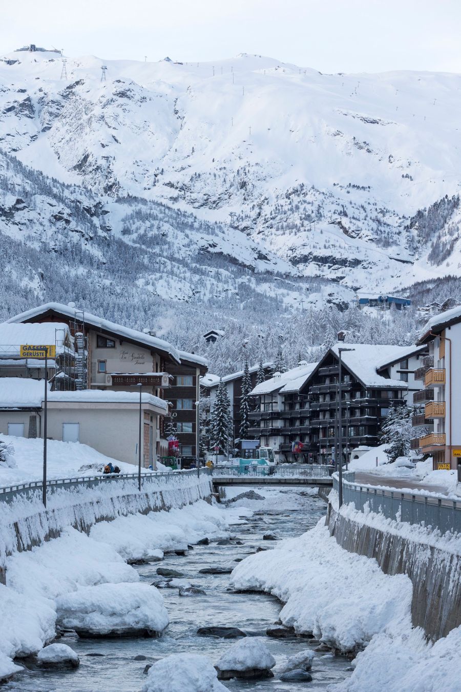 Los turistas alojados en la estación suiza de Zermatt han sido desalojados en helicóptero al quedar aislados por la nieve 