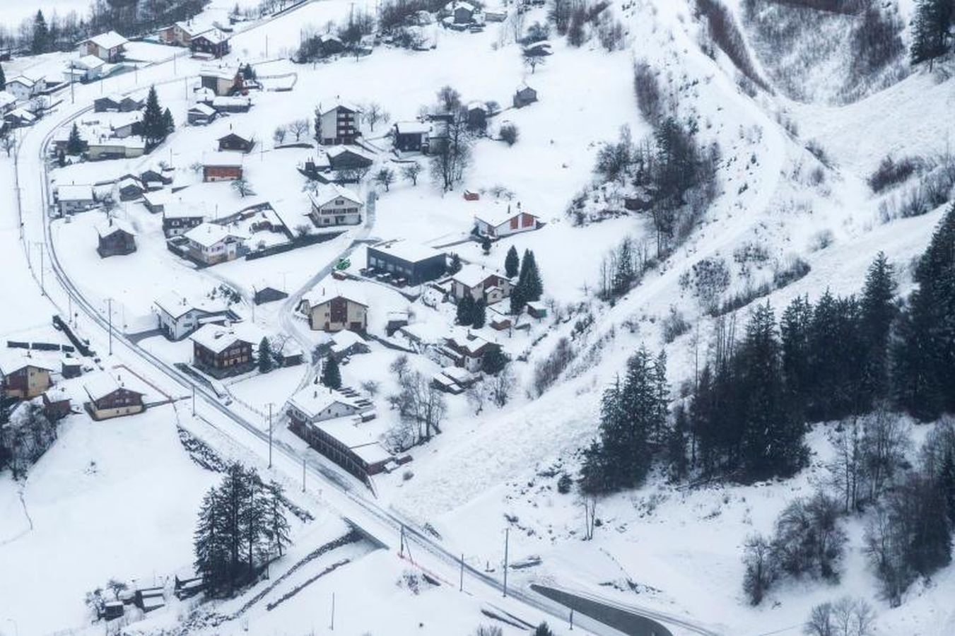 Los turistas alojados en la estación suiza de Zermatt han sido desalojados en helicóptero al quedar aislados por la nieve 