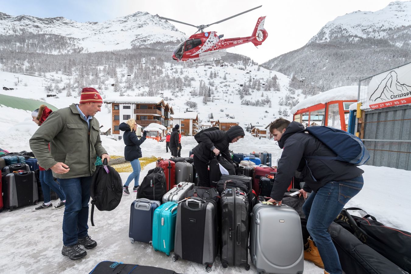 Los turistas alojados en la estación suiza de Zermatt han sido desalojados en helicóptero al quedar aislados por la nieve 