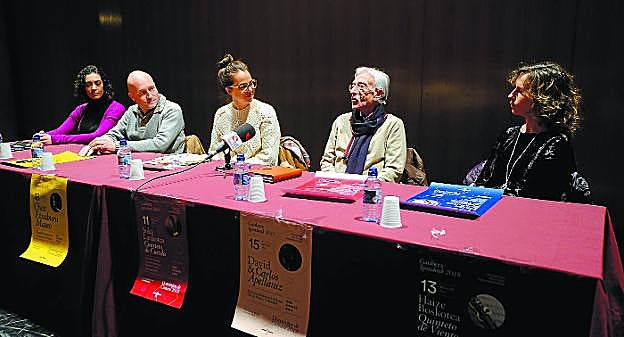 Mucha música. Leticia Vergara (mezzosoprano), Juan Mari Ruiz (oboista), Juncal Eizaguirre (delegada de Cultura), Ricardo Requejo (pianista) y Maider Aizupurua (violinista) presentaron el nuevo programa en el escenario del Centro Cultural Amaia.