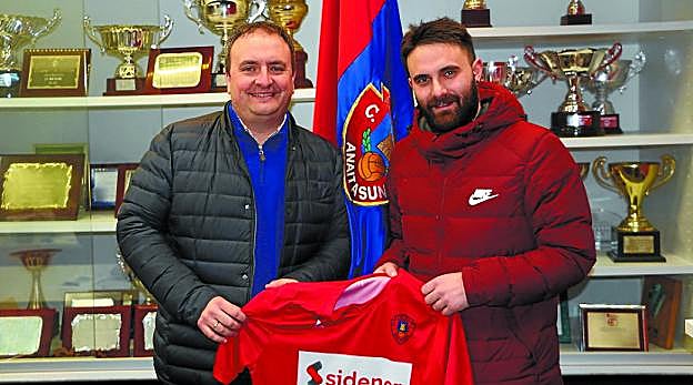 Xabier Artetxe con el presidente del club Pedro Urdapilleta en la presentación de ayer en Txerloia. 