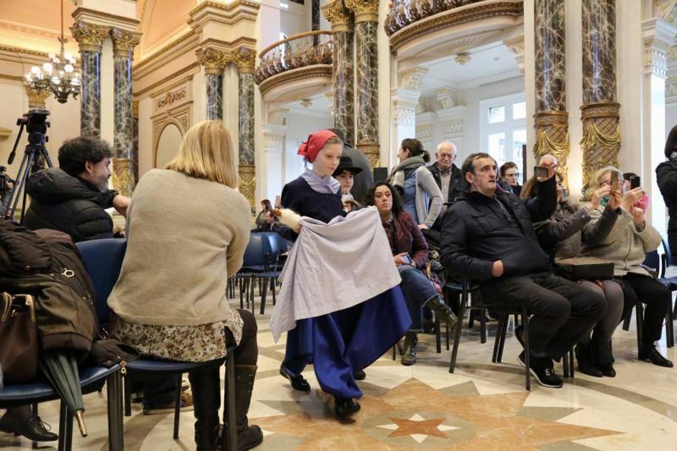 Este viernes se ha celebrado la preentación de la Tamborrada Infantil, con la figura de la 'Alcaldesa' como novedad. 