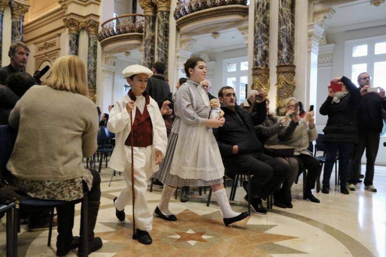 Este viernes se ha celebrado la preentación de la Tamborrada Infantil, con la figura de la 'Alcaldesa' como novedad. 